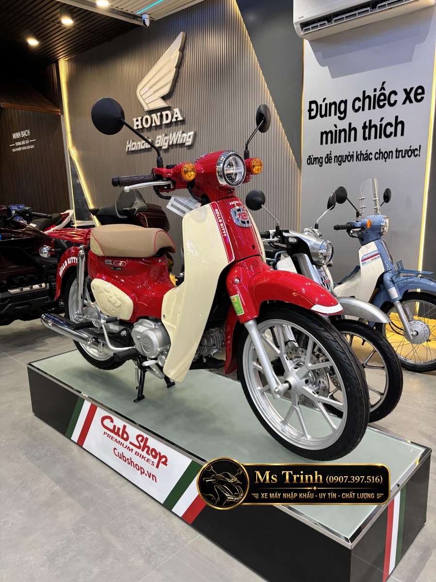Honda Super Cub 110 ABS Hello Kitty đỏ phối kem, yên sáng màu nổi bật trên bục trưng bày